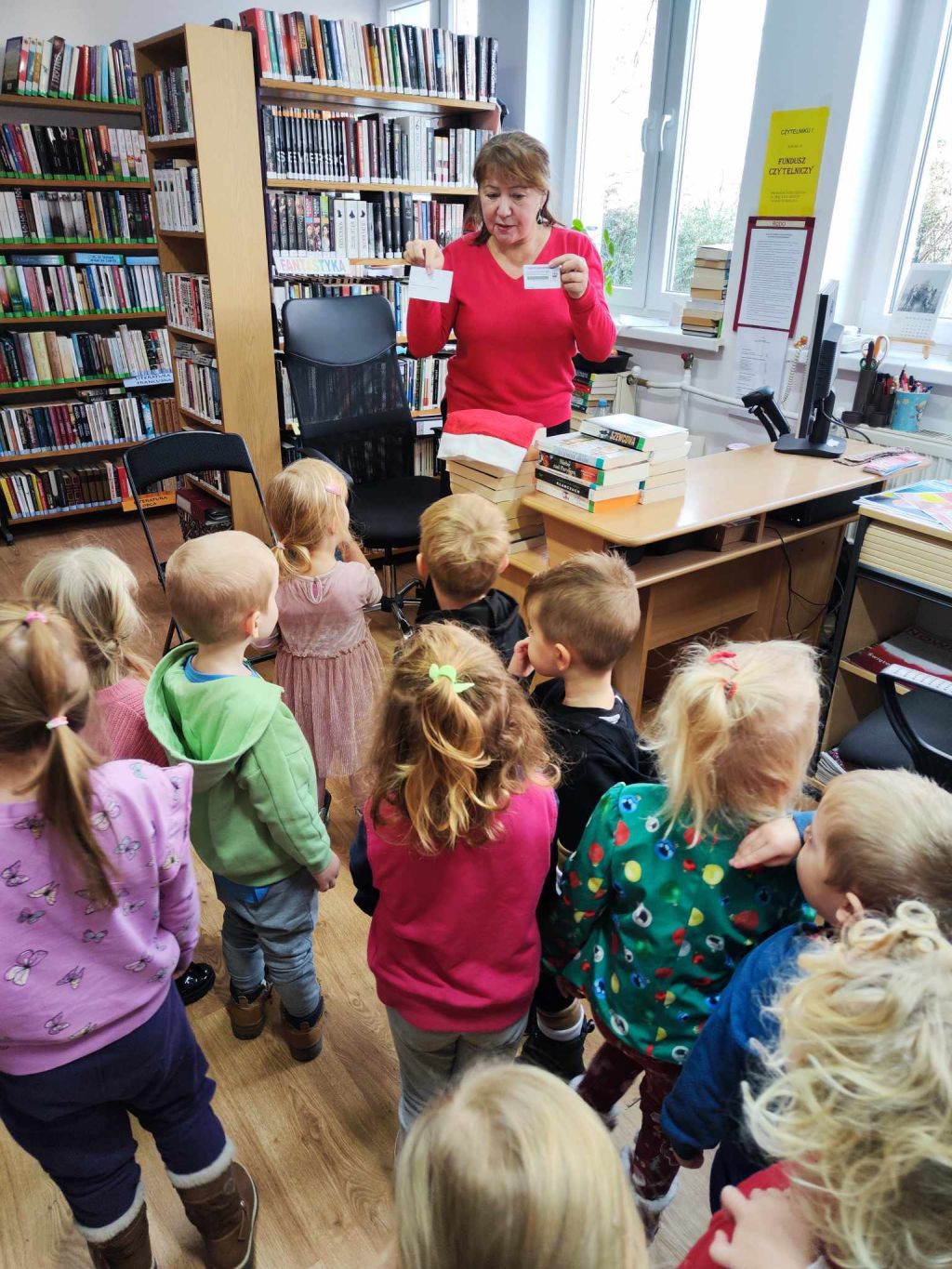 Przedszkolaki zwiedzają bibliotekę. Zdjęcie jest odnośnikiem do wpisu "Zagubione renifery".