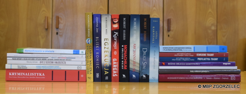Na zdjęciu grzbiety książek położonych na stole; zdjęcie jest jednocześnie odnośnikiem do artykułu "Nowe książki w Filii nr 3".
