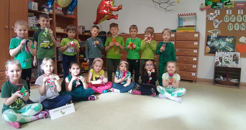 Przedszkolaki prezentują swoje prace-dinozaury z okazji Dnia Dinozaura. Zdjęcie jest jednocześnie odnośnikiem do artykułu: Dzień Dinozaura w Przedszkolu „Pod Słonkiem”. 