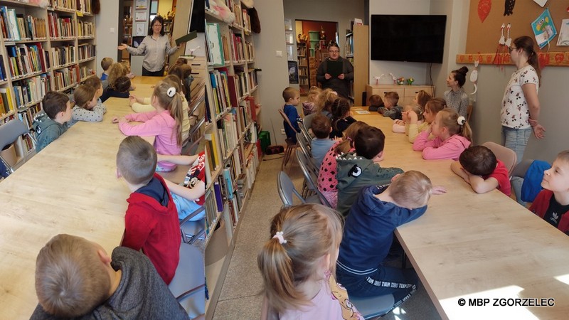 Zajęcia z grupą przedszkolaków, zgadywanie zagadek, czytanie wierszy o wiośnie. Zdjęcie jest odnośnikiem do relacji ze spotkania.