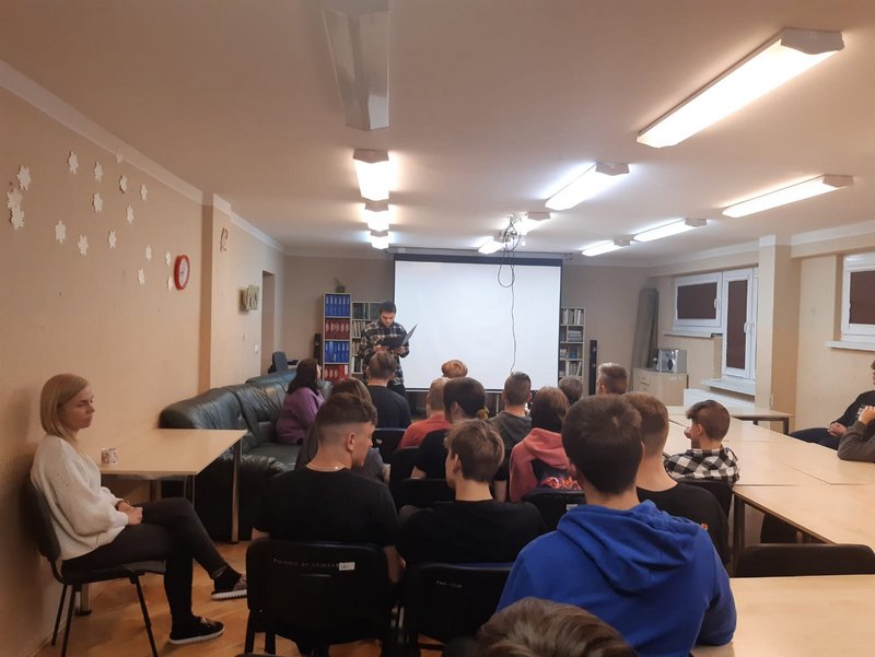 W pomieszczeniu Młodzieżowego Ośrodka Socjoterapii im. Janusza Korczaka w Zgorzelcu uczniowie wysłuchują prezentacji na temat praw dziecka. 