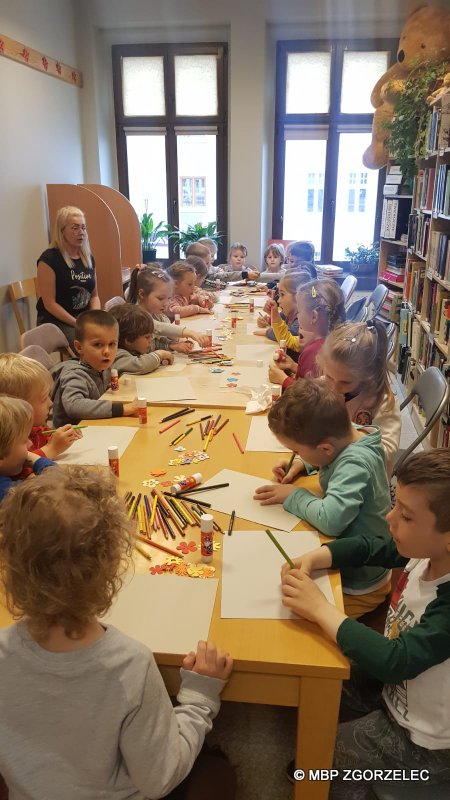 Zajęcia Miejskiej Biblioteki Publicznej w Zgorzelcu prowadzone dla grupy 4/5 latków z przedszkola nr 12, dzieci wykonują prace plastyczne.