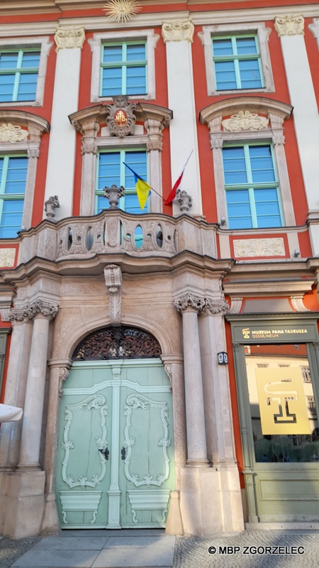 Fasada kamienicy, w której znajduje się Muzeum Pana Tadeusza.