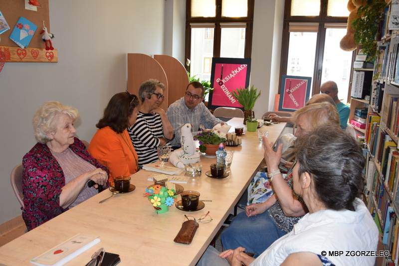 Spotkanie Dyskusyjnego Klubu Książki "Literiada" w Miejskiej Bibliotece Publicznej w Zgorzelcu. Zdjęcie jest jednocześnie odnośnikiem do wpisu o spotkaniu.