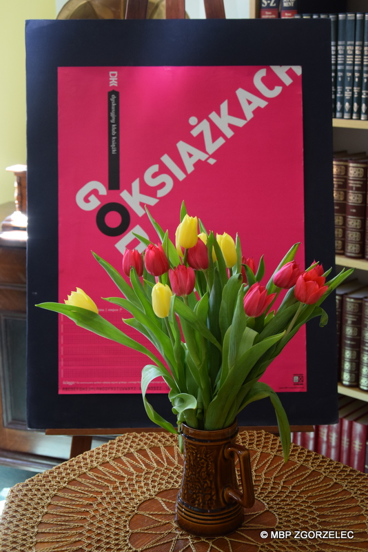 Kwiaty otrzymane od klubowiczów z okazji Dnia Bibliotekarza i Tygodnia Bibliotek.