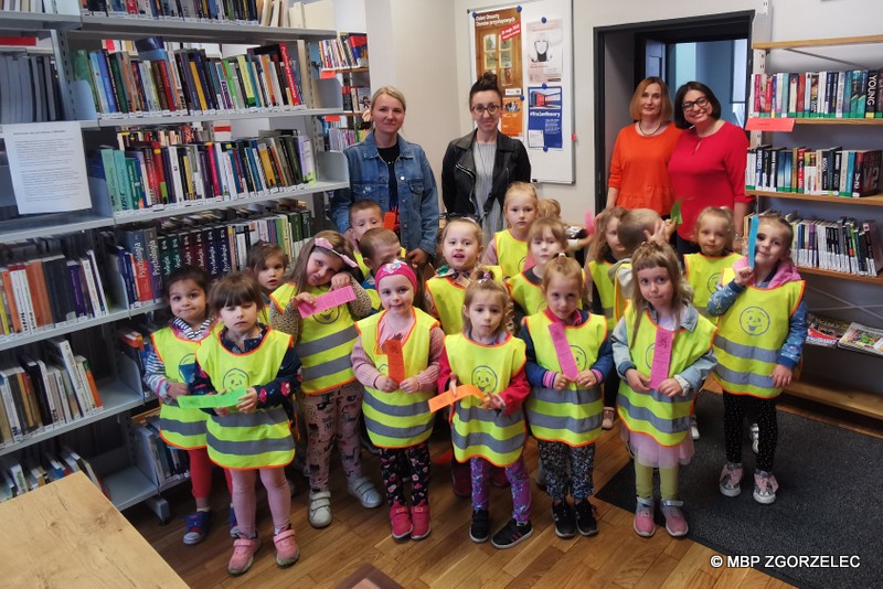 Wizyta dzieci z Przedszkola Publicznego nr 8 z Oddziałami Integracyjnymi w Zgorzelcu w Filii nr 3. Na fotografii przedszkolaki, opiekunki oraz bibliotekarki.