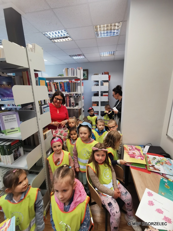 Wizyta dzieci z Przedszkola Publicznego nr 8 z Oddziałami Integracyjnymi w Zgorzelcu w Filii nr 3. Na fotografii przedszkolaki, opiekunka oraz bibliotekarka.
