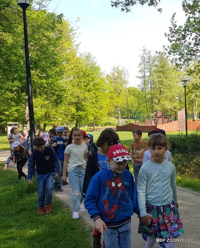 Spacer uczniów po parku im. Andrzeja Błachańca