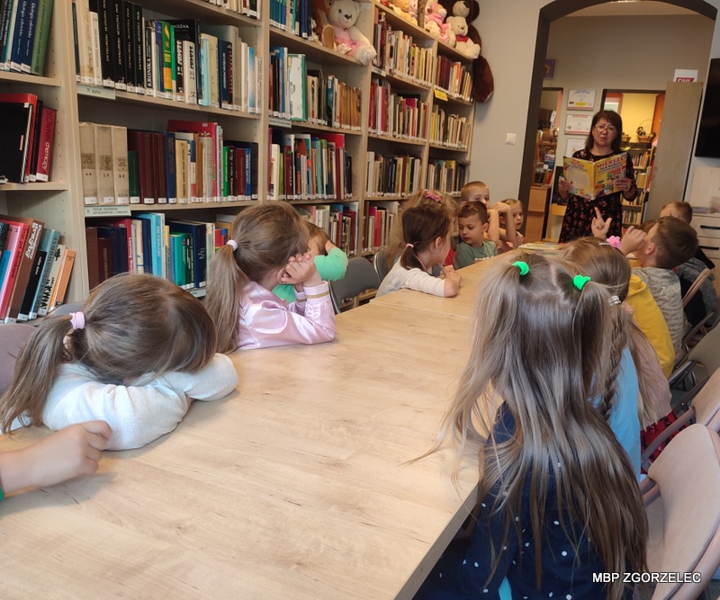 Pani Bibliotekarka czyta wiersz na Dzień Mamy