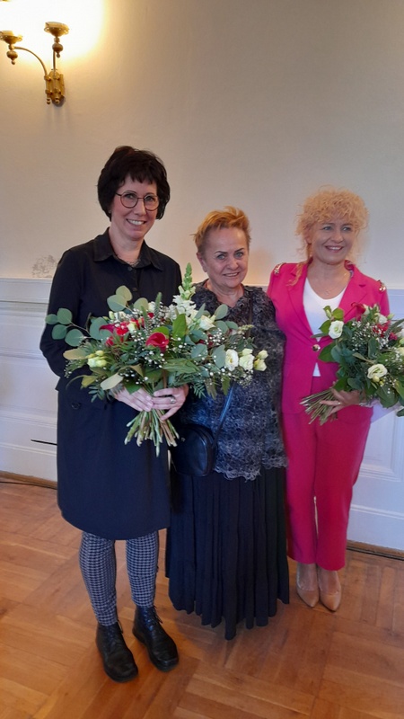 W kolejności od lewej: kierownik Stadtbibliothek Goerlitz Ines Thoermer, Dyrektor MBP w Zgorzelcu (w latach 1995-2019) Danuta Korejke, Dyrektor MBP w Zgorzelcu Krystyna Radzięta. Wszystkie Panie trzymają w rękach bukiety kwiatów. 