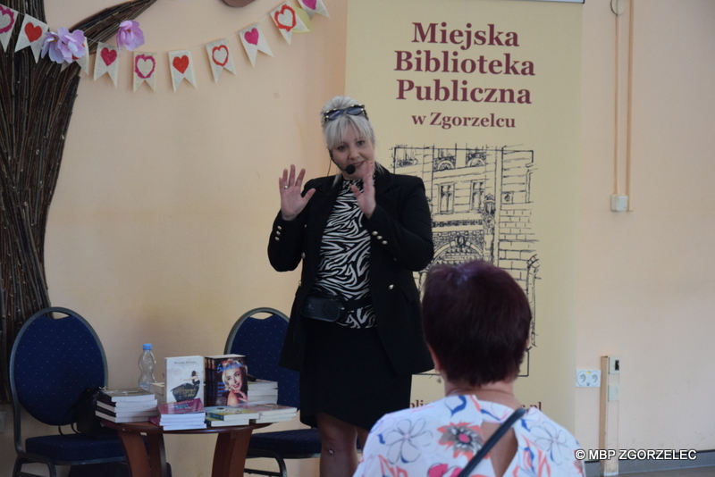 Autorka Monika Sawicka w trakcie prezentacji.