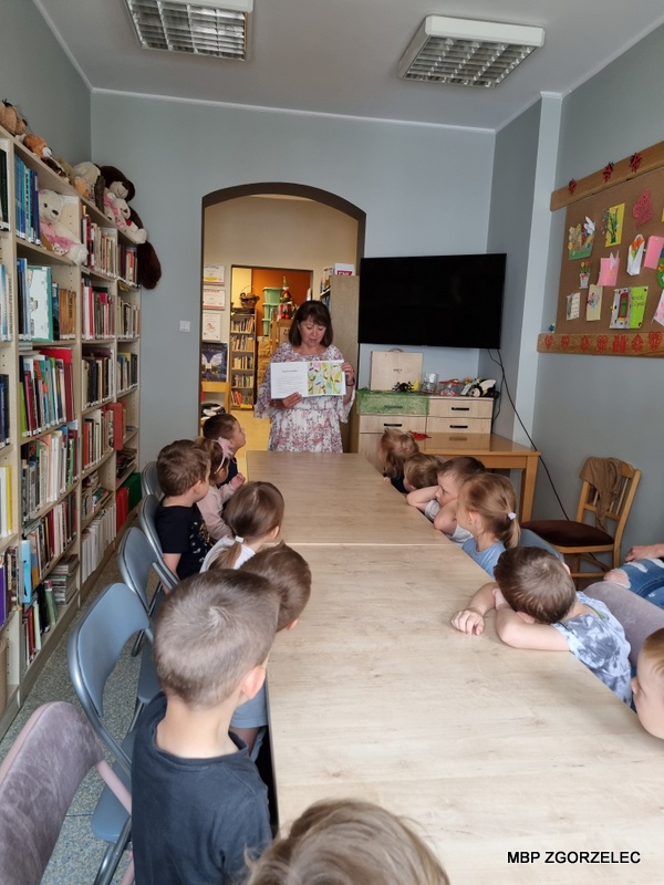 Dzieci oglądają ilustrację do opowiadania Joanny Wachowiak
