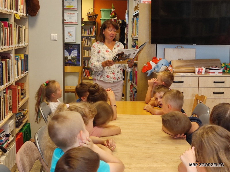 Dzieci słuchają opowieści o chłopcu i wielorybie