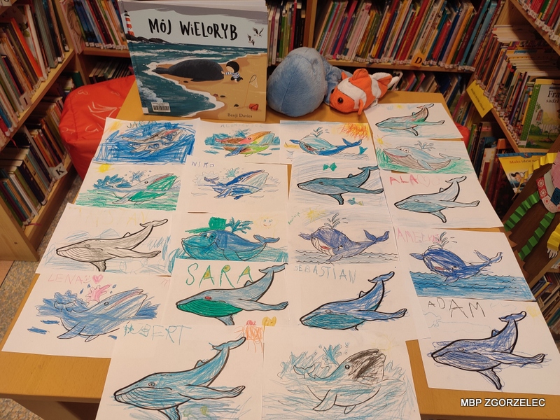 Wystawa prac dzieci z Przedszkola Mali Odkrywcy z wielorybami