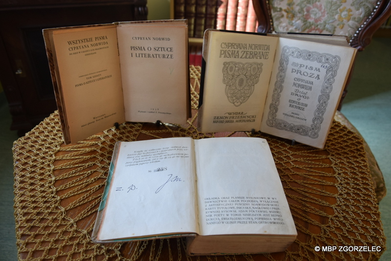 Publikacje z utworami Cypriana Norwida wydane przez Zenona Przesmyckiego w zbiorach Czytelni MBP. Zdjęcie jest odnośnikiem do wpisu 