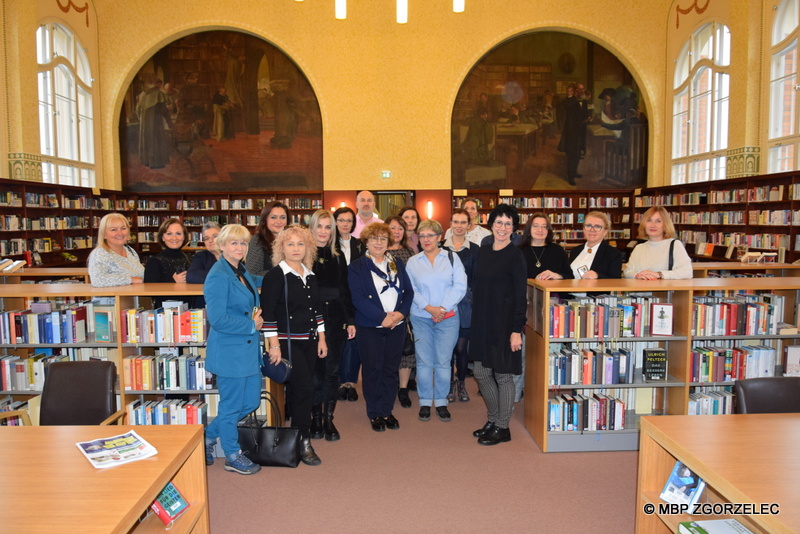 Grupowe zdjęcie uczestników spotkania wykonane w Bibliotece Miejskiej w Görlitz. Zdjęcie jest jednocześnie odnośnikiem do wpisu 