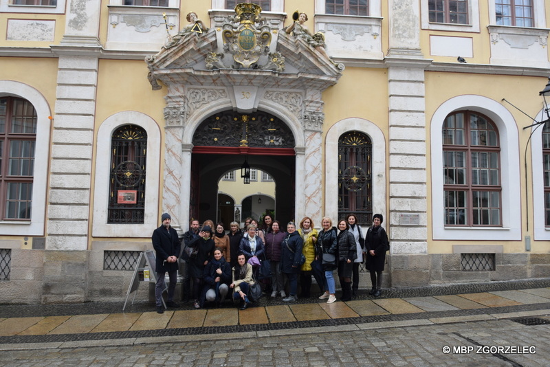 Grupowe zdjęcie uczestników spotkania wykonane przed Domem Barokowym w Görlitz.