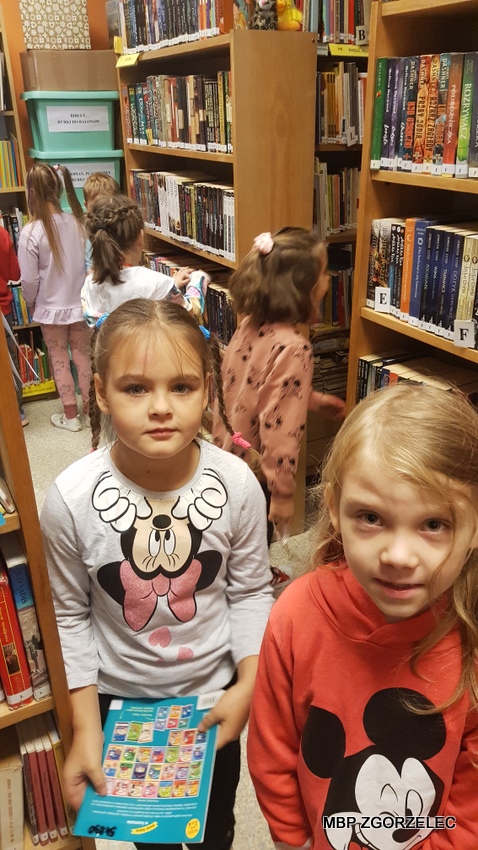 Uczniowie poznają różne działy książek w Oddziale dla Dzieci i Młodzieży