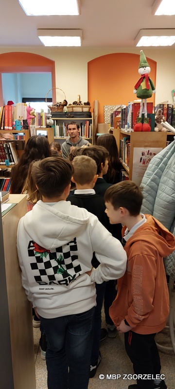 Uczniowie klasy 5 ze Szkoły Podstwowej Cogito w Zgorzelcu zwiedzają pomieszczenia Oddziału dla Dzieci i Młodzieży.