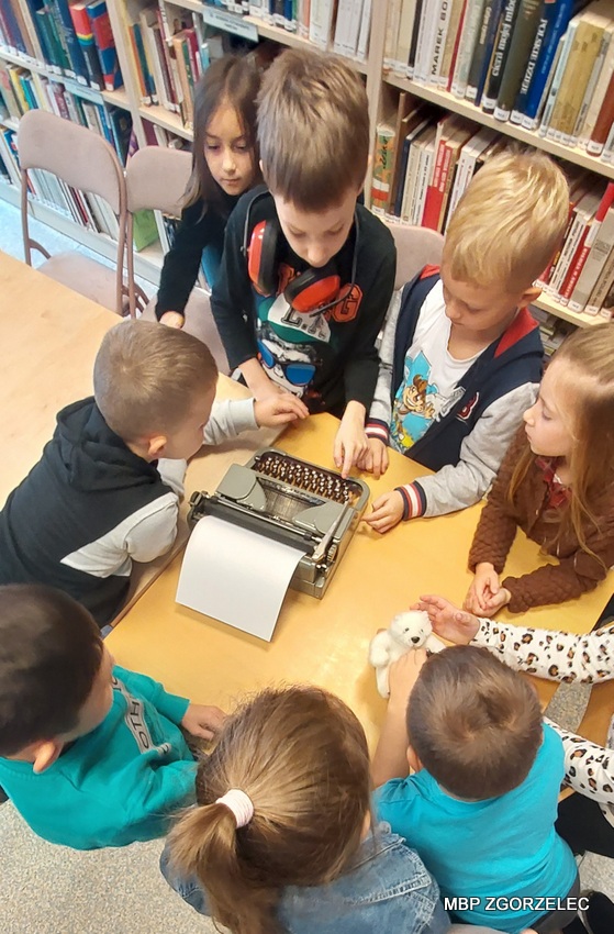 Uczniowie klasy 1 ze Szkoły Podstawowej Cogito w  Zgorzelcu , piszą na maszynie do pisania