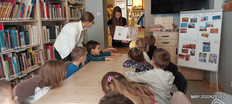 Dzieci z Przedszkola Akademia Malucha słuchają opowiadania o jesieni