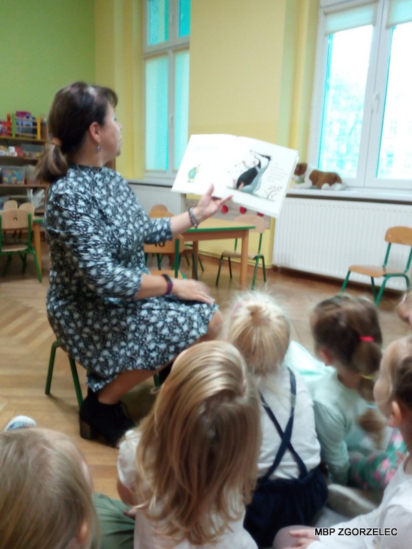 Dzieci w Przedszkolu Kasztankowe słuchają opowiadania