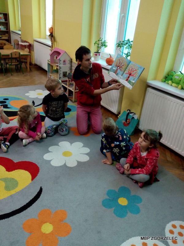 Dzieci słuchają opowiadania jesiennego w Przedszkolu Kasztankowym