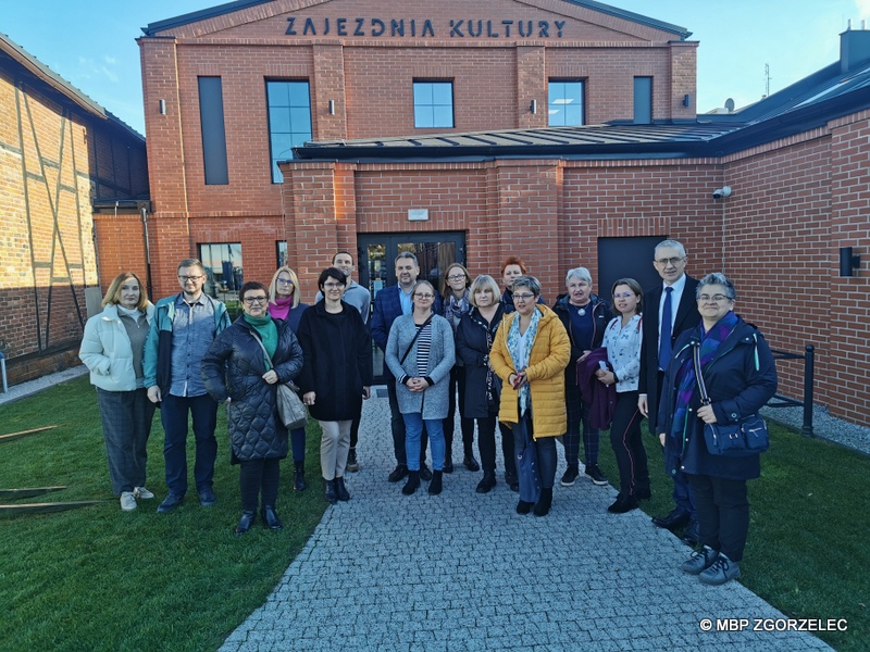 Grupa bibliotekarzy przed budynkiem  Zajezdni Kultury w Pleszewie