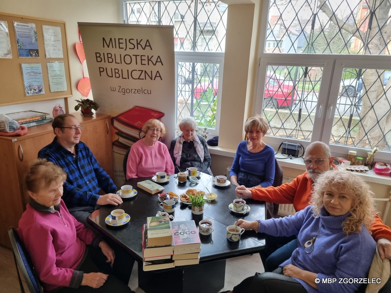 Spotkanie klubowiczów „Aktywny Senior”, dyskusja na temat przeczytanych książek. Zdjęcie jest odnośnikiem do wpisu "Biblioteka Aktywnego Seniora".