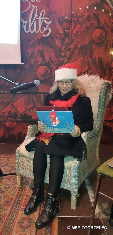 Czytanie świątecznego opowiadania dla dzieci na Jarmarku Bożonarodzeniowym w Görlitz. Zdjęcie jest odnośnikiem do wpisu 