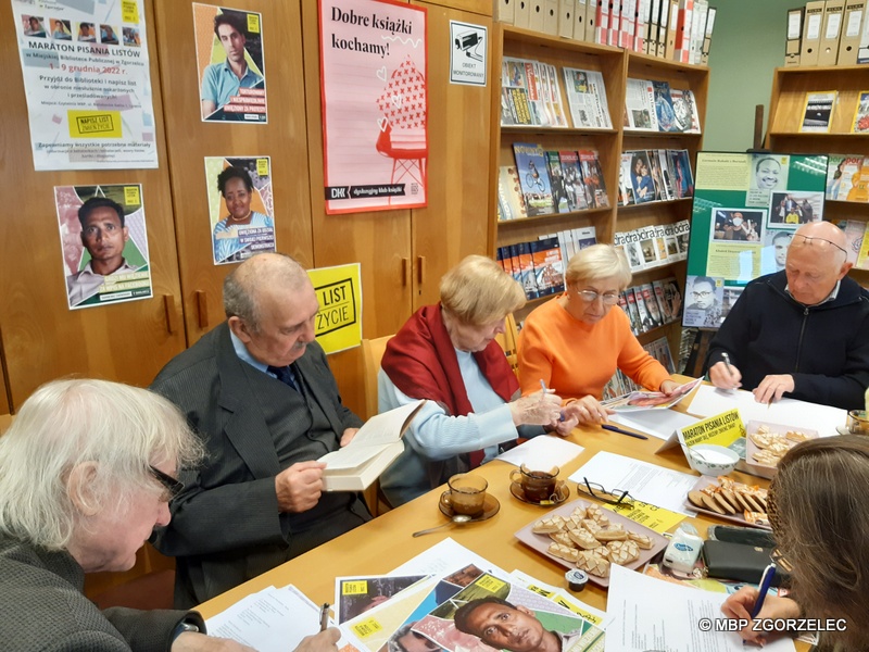 Uczestnicy spotkania Dyskusyjnego Klubu Książki „Literiada” piszą listy w ramach akcji Maraton Pisania Listów.