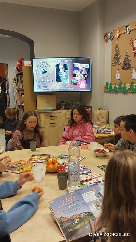 W pomieszczeniu czytelni Oddziału Dla Dzieci i Młodzieży MBP w Zgorzelcu siedzi i dyskutuje przy stołach 6 osób.