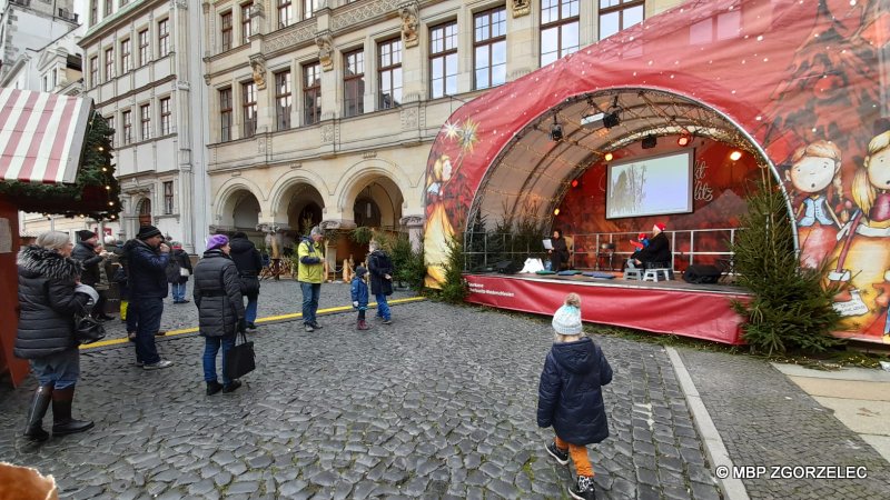 Bibliotekarka czyta świąteczne opowiadanie dla dzieci na Jarmarku Bożonarodzeniowym w Görlitz. Zdjęcie jest odnośnikiem do wpisu 