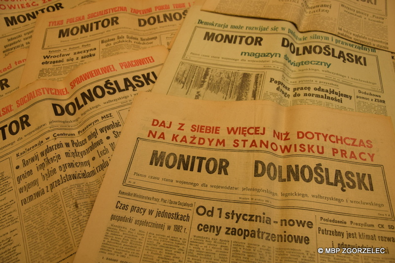 Egzemplarze czasopisma "Monitor Dolnośląski". Zdjęcie jest odnośnikiem do wpisu "41. rocznica wprowadzenia stanu wojennego w Polsce". 