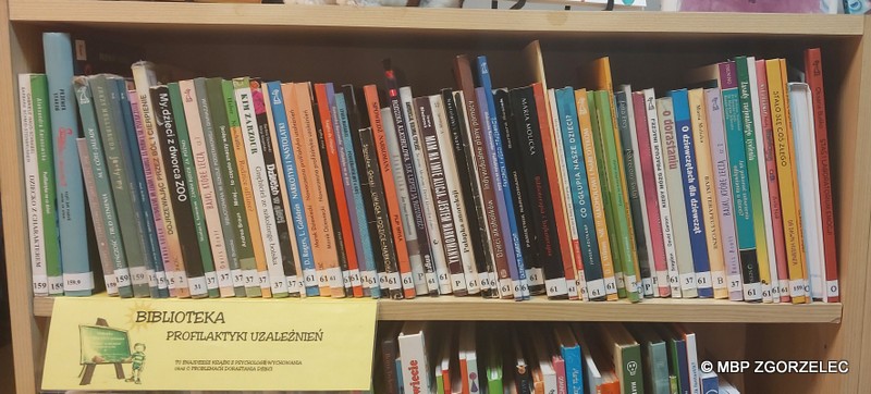 Biblioteka profilaktyki uzależnień - Książki na półce zakupione z projektu "Książka uczy, leczy, pomaga".