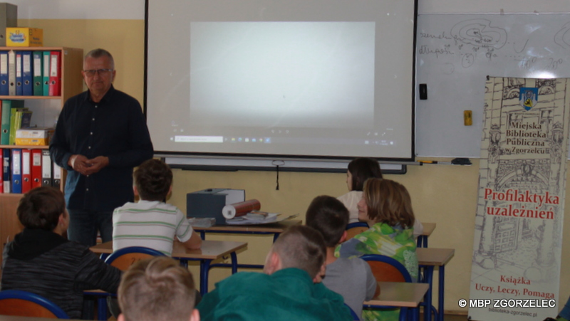 Pan Leopold Lisicki na spotkaniu z uczniami ze Szkoły Podstawowej nr 5 im. Marii Skłodowskiej-Curie w Zgorzelcu (17.10.22).