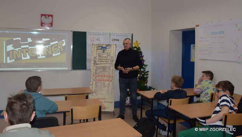 Pan Leopold Lisicki na spotkaniu z uczniami z Prywatnej Szkoły Podstawowej "Tęcza" w Zgorzelcu (18.11.22).