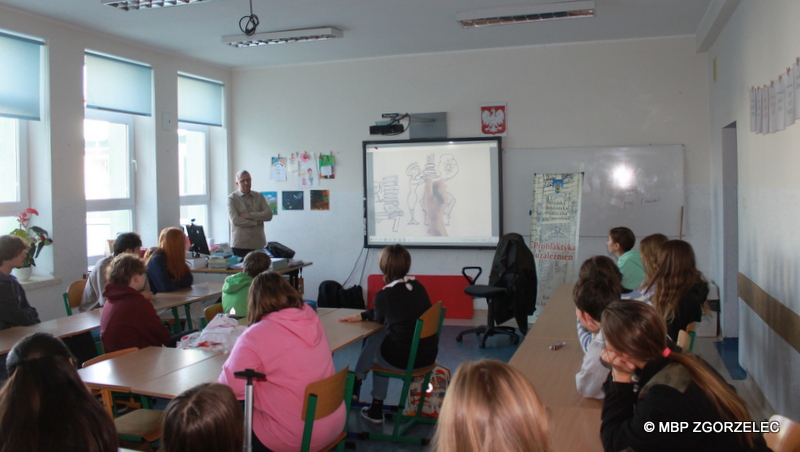 Pan Leopold Lisicki na spotkaniu z uczniami z Prywatnej Szkoły Podstawowej "Tęcza" w Zgorzelcu (15.11.22) .