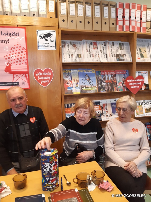 Spotkanie Dyskusyjnego Klubu Książki "Literiada". Na fotografii uczestnicy spotkania w Czytelni MBP.
