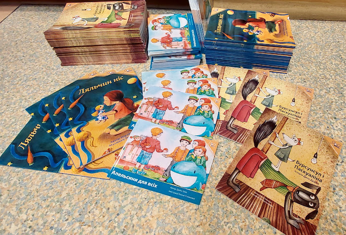 3 stosy książek dla dzieci w języku ukraińskim