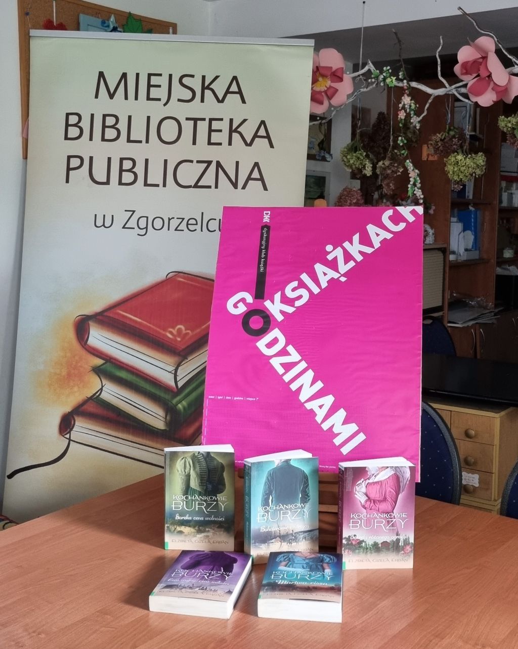 Wystawa książek pt. "Kochankowie Burzy" na spotkaniu Dyskusyjnego Klubu Książki.