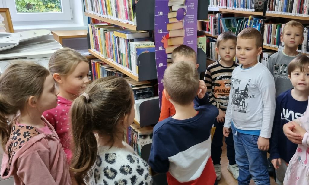 Przedszkolaki zwiedzają bibliotekę. Zdjęcie jest odnośnikiem do wpisu "Awanturki wiewiórki".