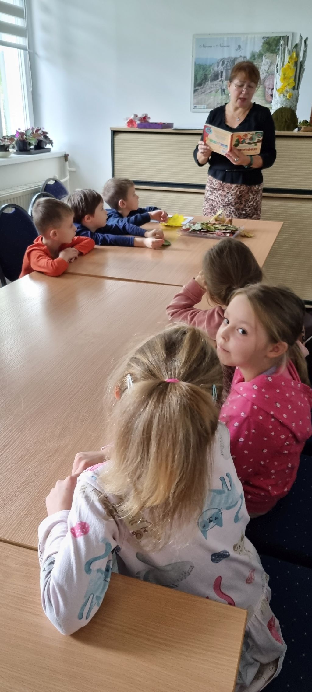 Przedszkolaki słuchają opowiadania pi. "Awanturki wiewiórki".