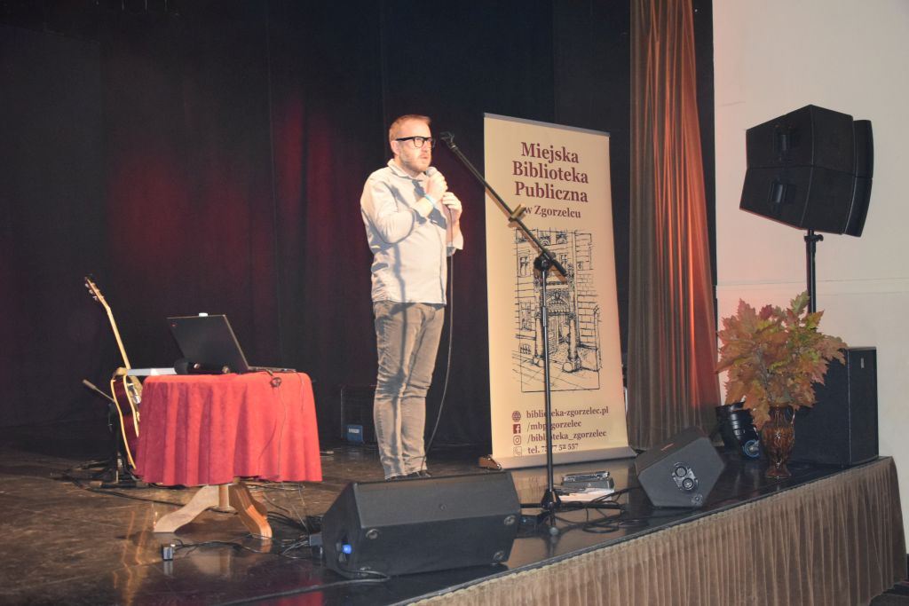 Warsztaty słowno – muzyczne z zakresu profilaktyki uzależnień w wykonaniu Krzysztofa Niedźwieckiego. 