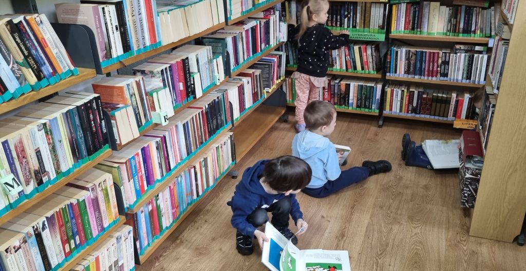 Dzieci zwiedzają bibliotekę.