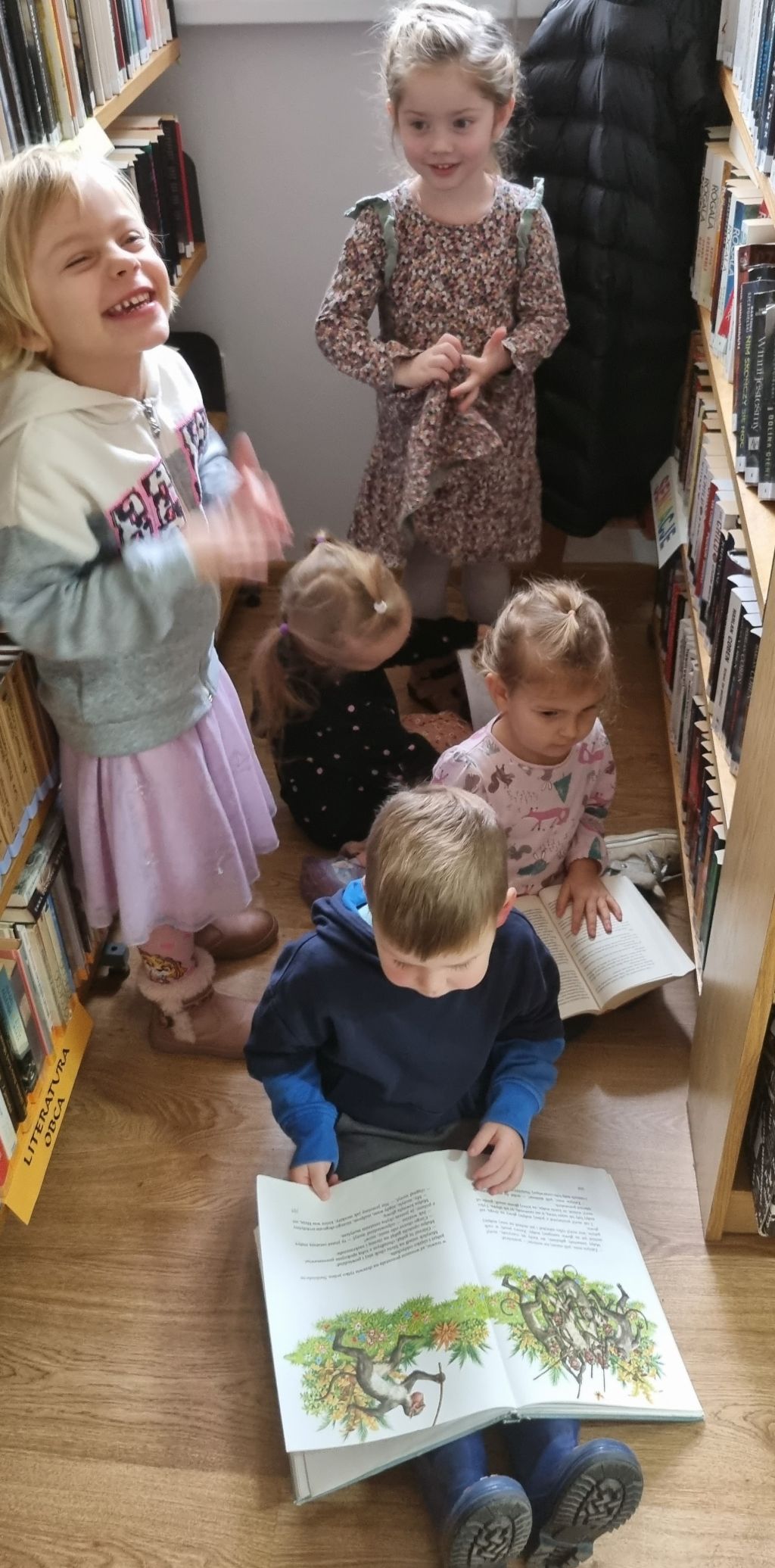 Dzieci zwiedzają bibliotekę.