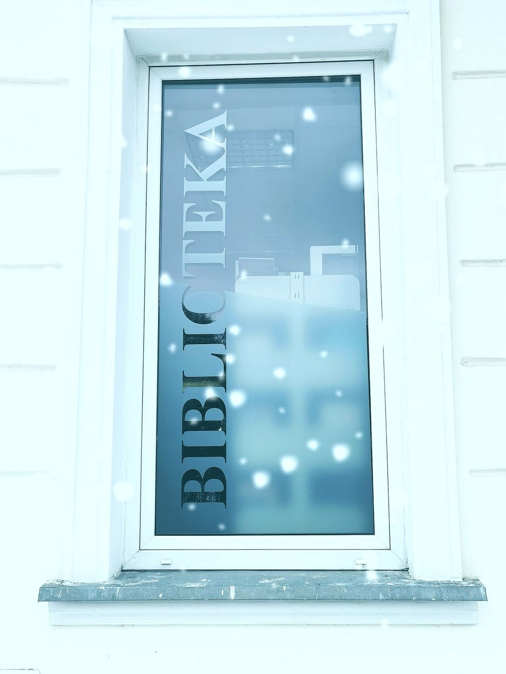 Okno z napisem BIBLIOTEKA.