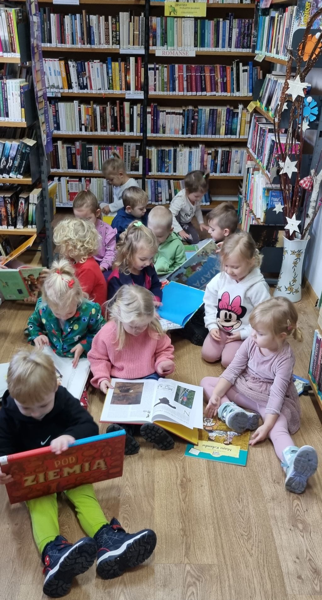 Dzieci przeglądają książki.