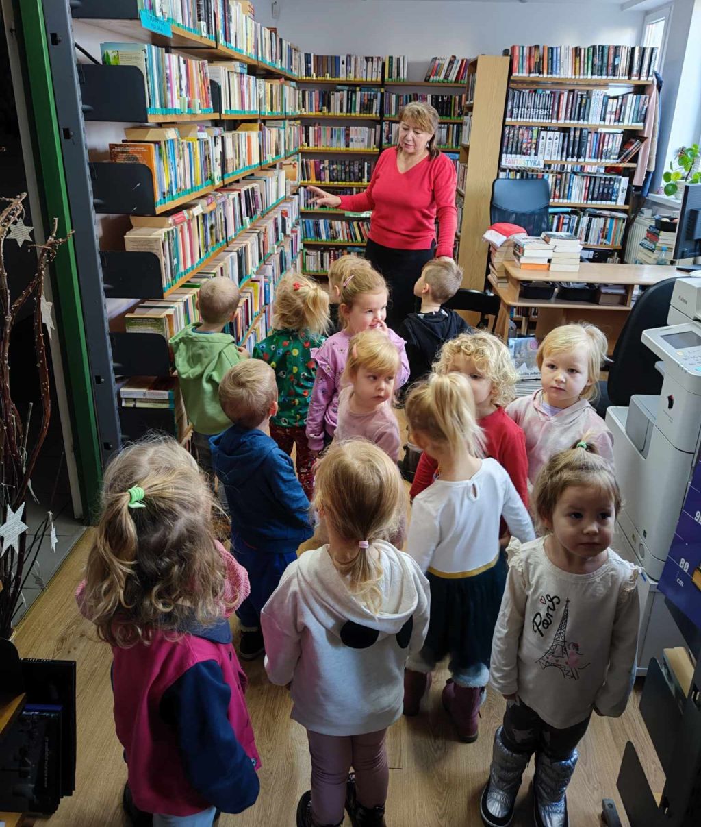 Trzylatki zwiedzają filię biblioteki.
