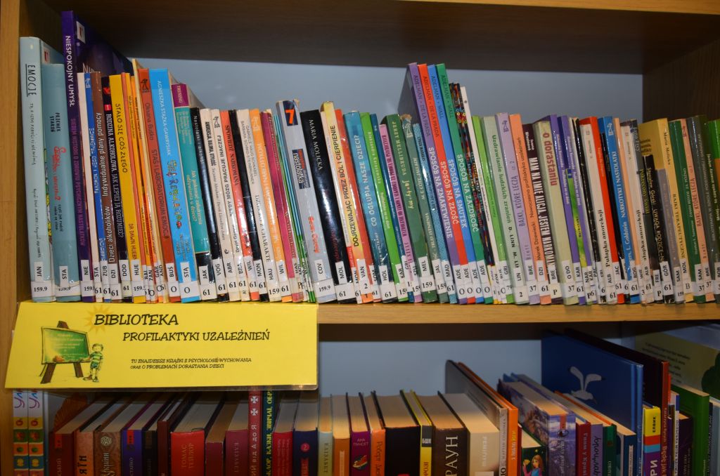 Biblioteka Profilaktyki Uzależnień w Oddziale dla Dzieci i Młodzieży. Zdjęcie jest odnośnikiem do wpisu "Program "Książka uczy-leczy-pomaga" w 2023 roku".